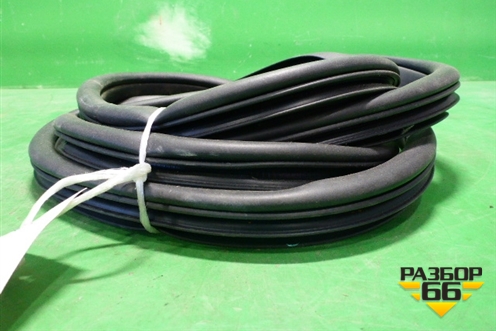 Уплотнитель двери (задний левый на кузов) для Hyundai i40 с 2011г (Ай40)