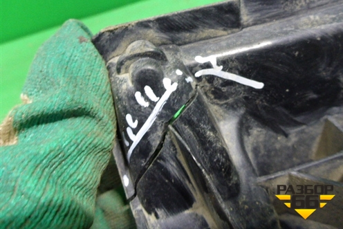 Кронштейн заднего бампера центральный (нижинй) (4M0807329) для Audi Q7 c 2015г (Ку 7)