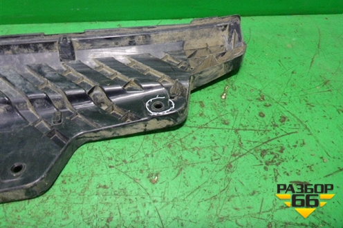 Кронштейн заднего бампера центральный (нижинй) (4M0807329) для Audi Q7 c 2015г (Ку 7)