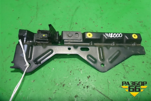 Кронштейн (пола багажника правый) (EPE500144) для Land Rover Discovery 3 с 2004-2009г (Дискавери)