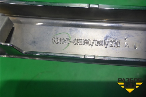 Накладка на решетку радиатора (правая верхняя хром) (531230K060) для Toyota Hilux с 2015-2025г