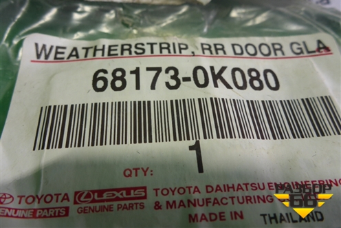 Уплотнитель стекла двери задней правой (новый) (681730K080) для Toyota Hilux с 2015-2025г