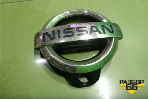 Эмблема (на решетку радиатора под камеру) (623821LB0A) для Nissan Patrol (Y62) с 2010г (Патрол)