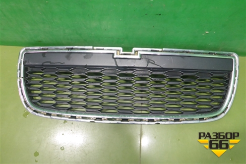 Решетка в передний бампер центральная (до 2013г) (95136396) для Chevrolet Captiva с 2011г