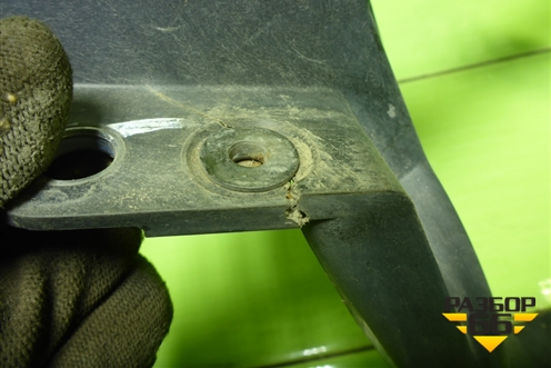 Кронштейн фары правой (MN105060) для Mitsubishi Colt с 2004г (Кольт)