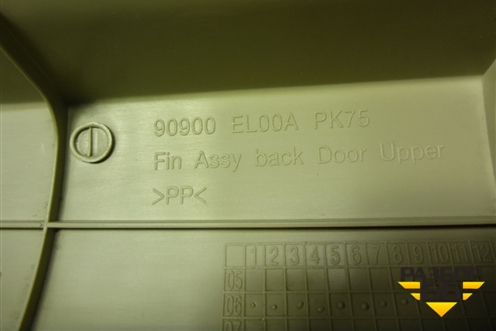 Обшивка двери багажника (верхняя) (90900EL00A) для Nissan Tiida (C11X) с 2004-2013г (Тиида)