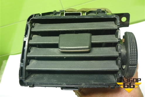 Дефлектор воздушный правый (68760EL00A) для Nissan Tiida (C11X) с 2004-2013г (Тиида)