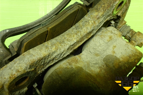 Суппорт передний правый (581302W700) для Hyundai Santa Fe с 2012-2018г (Санта Фе)