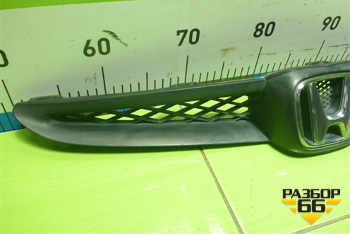 Решетка радиатора (71120SAA00) для Honda FIT (GD) c 2001-2007г (Фит)