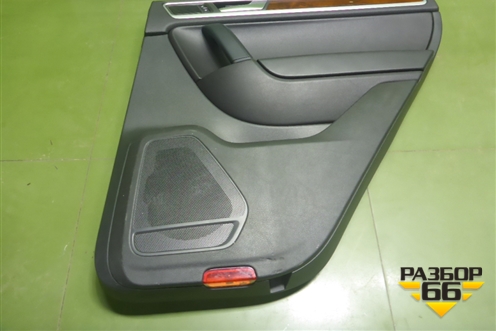 Обшивка двери задней правой под электрику (7P6867212AL) для Volkswagen Touareg c 2002-2010г (Туарег)