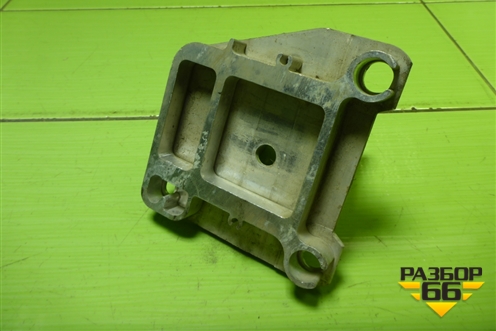 Усилитель заднего бампера левый (8200010163) для Renault Megane 2 с 2002-2009г (Меган)