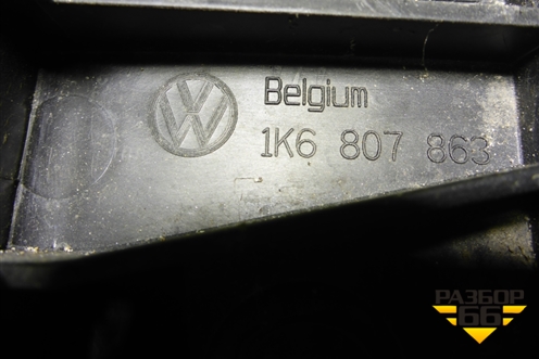 Кронштейн заднего бампера центральный (1K6807863) для Volkswagen Golf V с 2003-2009г (Гольф 5)