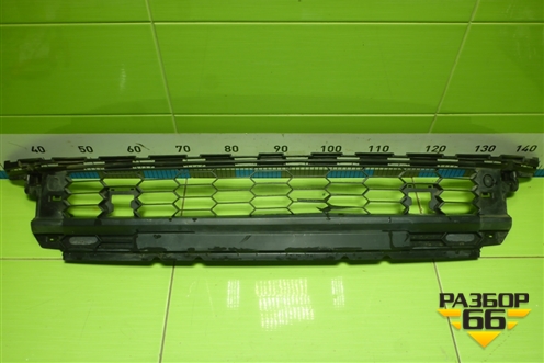 Решетка в передний бампер центральная (585853677E) для Skoda Kodiaq с 2017г (Кодиак)