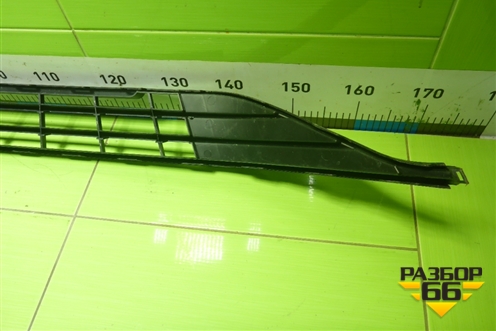 Решетка в передний бампер центральная (не оригинал) для Volkswagen Polo с 2020г (Поло)