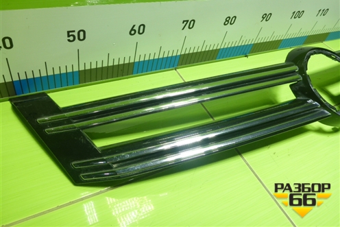 Накладка на решетку радиатора (5N0853655) для Volkswagen Tiguan с 2011-2016г (Тигуан)