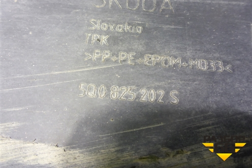 Защита антигравийная правая (5Q0825202S) для Skoda Octavia (A7) с 2013г (Октавия)