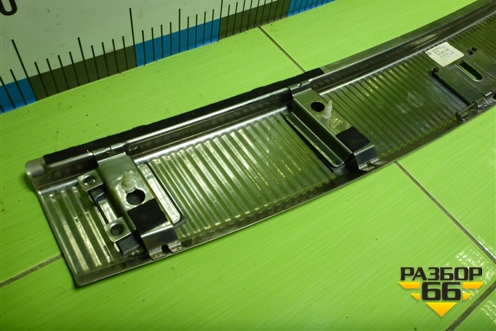 Обшивка багажника на заднюю панель (7L6863459E) для Volkswagen Touareg c 2002-2010г (Туарег)