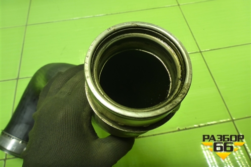 Патрубок интеркулера резиновый для Volkswagen Touareg c 2002-2010г (Туарег)