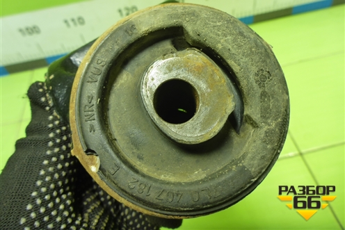 Рычаг передний правый нижний (7L0407154B) для Volkswagen Touareg c 2002-2010г (Туарег)