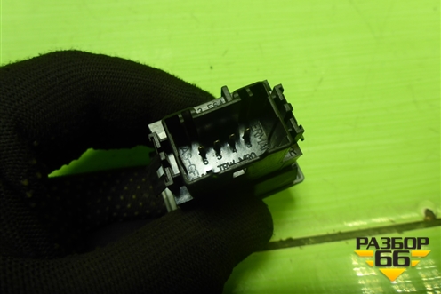 Кнопка обогрева сидений (7L6963570C) для Volkswagen Touareg c 2002-2010г (Туарег)