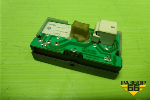 Плафон салонный боковой (7L6947291B) для Volkswagen Touareg c 2002-2010г (Туарег)