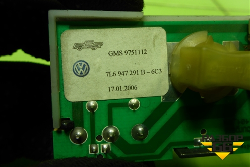 Плафон салонный боковой (7L6947291B) для Volkswagen Touareg c 2002-2010г (Туарег)