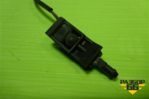 Форсунка омывателя лобового стекла правая (с обогревом) (6E0955986A) для Volkswagen Touareg c 2002-2010г (Туарег)