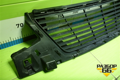 Решетка в передний бампер центральная (622542727R) для Nissan Terrano с 2014г (Терано)