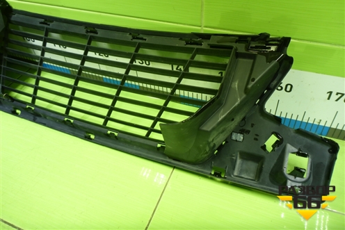 Решетка в передний бампер центральная (622542727R) для Nissan Terrano с 2014г (Терано)