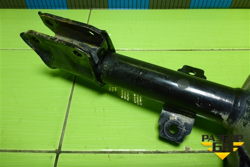 Амортизатор передний правый (8200813791) для Nissan Terrano с 2014г (Терано)