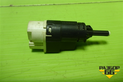 Датчик включения стопсигнала (253206170R) для Nissan Terrano с 2014г (Терано)