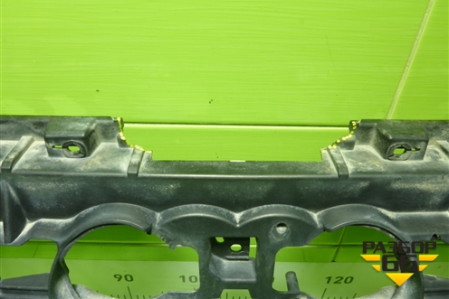 Кронштейн решетки радиатора (4N0807233E) для Audi A8 с 2017г (А8)