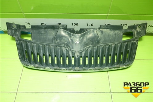 Решетка радиатора (после 2010г) (5J0853668) для Skoda Fabia с 2007-2014г (Фабия)