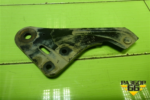Кронштейн подрамника левый (AV61101A81AE) для Ford Focus 3 с 2011г (Фокус)
