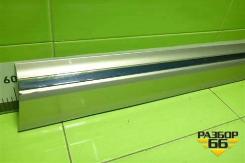 Накладка двери передней правой (32208739) для Volvo XC60 с 2017-2025г (ХС60)