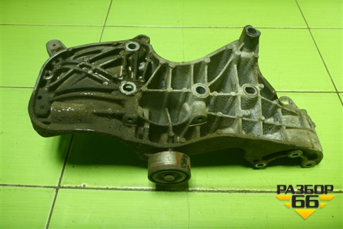 Кронштейн генератора (1.6л K7MA812) (8200941114) для Renault Sandero с 2013-2022г (Сандеро)